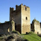 Patio de armas del castillo de Alija, visitable. La fortaleza de Laguna de Negrillos y la torre del homenaje de Villanueva de Jamuz están cerrados.