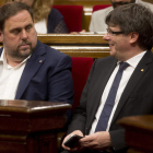 Junqueras y Puigdemont en el Parlamento catalán. QUIQUE GARCÍA