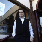 Daniel Carrizo, propietario del Restaurante Avenida, posa junto al cartel que anuncia la oferta.