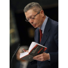 Gallardón lee a sus señorías la Ley de Enjuiciamiento Criminal.