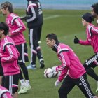 Los jugadores del Real Madrid, durante el entrenamiento de ayer para preparar el derbi.