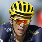 Contador, agotado al cruzar la meta de Semnoz, donde perdió el podio del Tour. YOAN VALAT | EFE