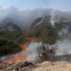 Al fondo a la derecha está la cueva de San Genadio y se ve la humareda en la ladera cercana. ANA F. BARREDO