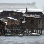Un hombre intenta asegurar su barca durante una tormenta al paso del tifón "Haiyan" en Cebu.