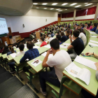 Alumnos leoneses en la Facultad de Derecho durante la prueba de la Ebau. RAMIRO