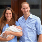 Los duques de Cambridge con su hijo, a la salida del hospital, el pasado 23 de julio.