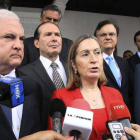 Ana Pastor, junto al presidente de Panamá, Ricardo Martinelli, realiza unas declaraciones.