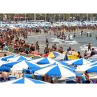 Imagen de una playa en el litoral valenciano atestada de turistas.