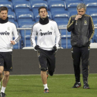 Mourinho, junto a Xabi y Arbeloa, en el primer entrenamiento de cara al encuentro ante el Bayern.
