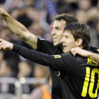 Messi celebra su gol, segundo de su equipo, junto a su compañero Cesc Fábregas.