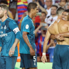 Casemiro felicita a Cristiano por su gol, el que ponía el 1-2 a favor del Real Madrid. TONI ALBIR