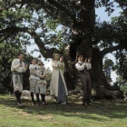 James Barry junto a sus personajes de Nunca Jamás en una escena de la película