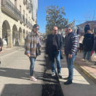 Morala, junto a dos concejales del PP en la zona del Mercado. DL