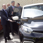 El ministro de Economía, Luis de Guindos, en la factoría de Valladolid.