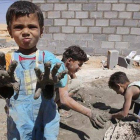 Unos niños sirios juegan en el campo de refugiados de Al Zaatri, en Jordania