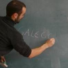 Un profesor impartiendo clases de  gallego en un foto de archivo