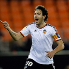 Parejo celebra el gol, el primero de la noche, que le marcó ayer al Sevilla.