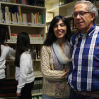 Raquel Lanseros y Tomás Néstor, en la biblioteca de Instituto Ornia.