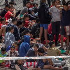 Imagen de los niños marroquíes a los que el régimen de Marruecos abandonó a su suerte en Ceuta. BRAIS LORENZO