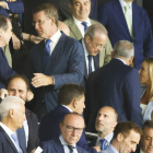 Feijóo saluda al alcalde de Vigo, Abel Caballero, en el partido entre el  Celta y el Real Madrid. SALVADOR SAS
