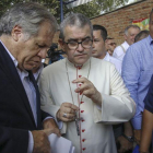 El secretario general de la OEA, Luis Almagro, con el obispo Víctor Ochoa, en un centro para inmigrantes en Cúcuta.