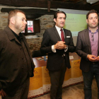 El presidente de la Mesa del Castaño, el consejero de Medio Ambiente y el vicepresidente del Consejo.