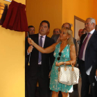 Isabel Carrasco descubre la placa en la inauguración del centro cultural de Lorenzana.