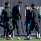 Luis Suárez (i), Piqué, Neymar (de espaldas) y Messi, durante el entrenamiento de ayer