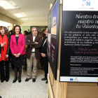 Juan Vicente Herrera contempla una de las fotografías de la exposición.