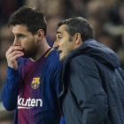 Ernesto Valverde y Leo Messi conversan antes de que la estrella argentina salte al campo a falta de media hora.