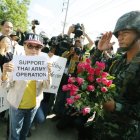 Un soldado recibe flores de un grupo de simpatizantes del ejército.