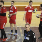 El técnico  Rafa Guijosa con varios de sus jugadores durante un entrenamiento en el Palacio. JESÚS