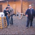 Un momento de la preparación previa al rodaje ayer, en el albergue Las Águedas, de Murias