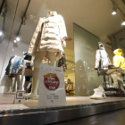 Imagen de un escaparate iluminado de León. MARCIANO PÉREZ