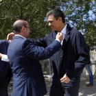 Lambán y Pedro Sánchez se saludan en una visita de este último a Zaragoza