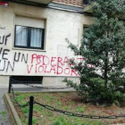Una pintada relativa al caso apareció recientemente en la fachada de la Casa Sacerdotal.