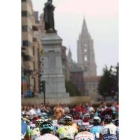 Imagen de los ciclistas con la estatua de Guzmán y la Catedral al fondo