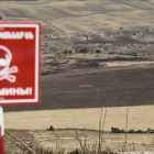 Una señal avisa de la existencia de minas en un área próxima a Fizuli, una ciudad azerí destruida por los armenios durante la guerra.
