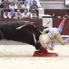 El diestro Sebastián Castella en el momento en que le empitona su primer toro.