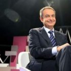 Zapatero aguarda el inicio de la entrevista en Antena 3