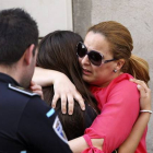 Amigos y familiares de las víctimas se abrazan tras conocer el suceso en la localidad de Manzanares (Ciudad Real).