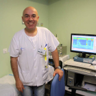 El doctor Santiago Vivas Alegre, en su laboratorio del Hospital de León .