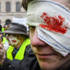 Los chalecos amarillos, con heridas falsas en los ojos, durante una manifestación.