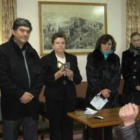 El alcalde de Torre y la viuda de Novo, con la insignia, ayer junto a otras autoridades locales.