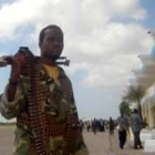 Un miliciano de la Unión de las Cortes Islámicas monta guardia en el aeropuerto de Mogadiscio