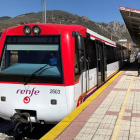 Los trenes de vía estrecha con el logotipo de cercanías. DL