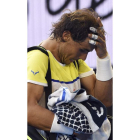 Rafa Nadal se retira abatido tras la derrota.