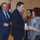 El consejero de Sanidad, Sáez, saluda a la procuradora socialista, Martín. NACHO GALLEGO