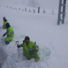 Las brigadas de Adif trabajan en la vía férrea entre León y Asturias, que acumula casi un metro de nieve.