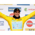 Alberto Contador, en el podio sonriente en el podio con el maillot de líder de la París-Niza.